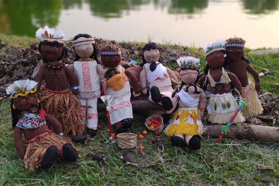 Exposição – Maria Milho (Bonecas indígenas / Cocar)